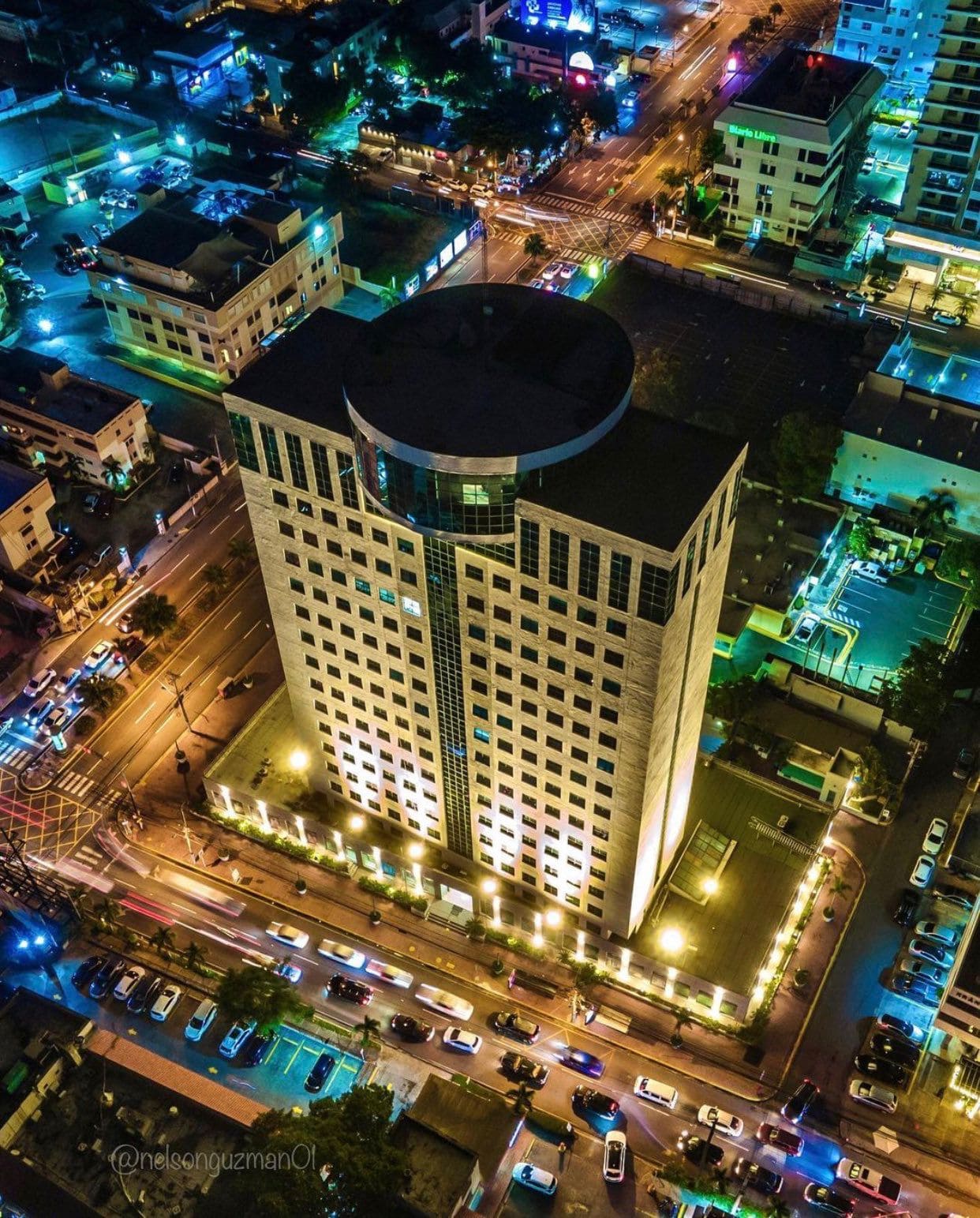 Edificios corporativos modernos en Santo Domingo, República Dominicana